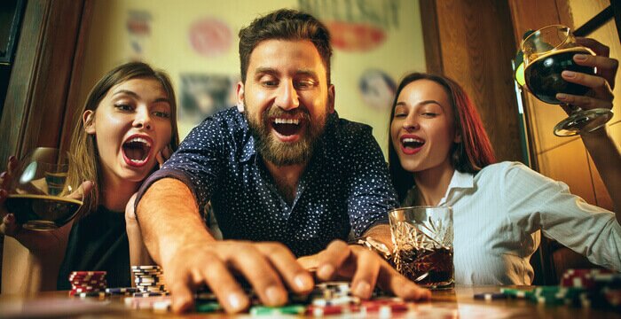 Mensen aan een casino tafel tijdens een toernooi