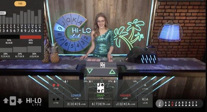 Croupier aan de Hi Lo live casino tafel van PlayTech 